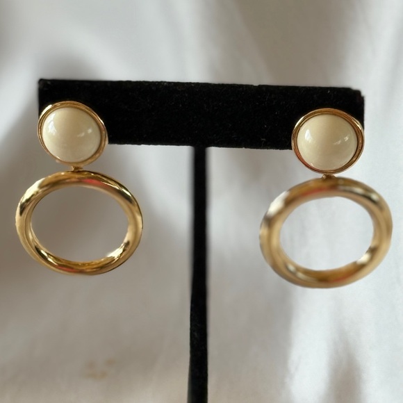Vintage Signed Monet Gold Tone Circle Drop Earrings Creamy Ivory Cabochon Stone - Picture 3 of 14